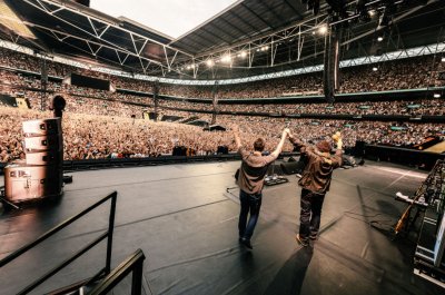 Oasis Contribute Live Version Of Acquiesce To Upcoming War Child Charity Album thumbnail