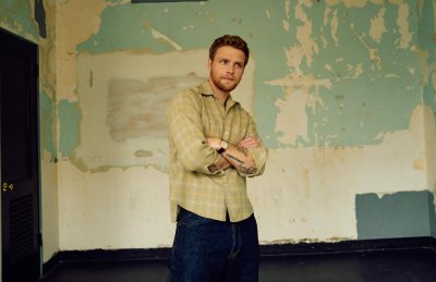 Alex Warren Announces Sophomore Album 'WILDCHILD' With New Single PASSENGER thumbnail