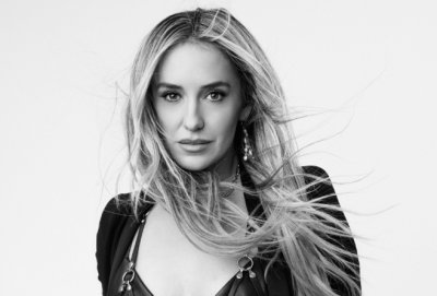 Lainey Wilson Posts New Single Phone, Keys, Wallet Featuring John Mayer thumbnail