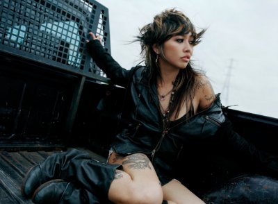 Beabadoobee Releases Second Single Switchblade From Upcoming Album 'Pylon' thumbnail